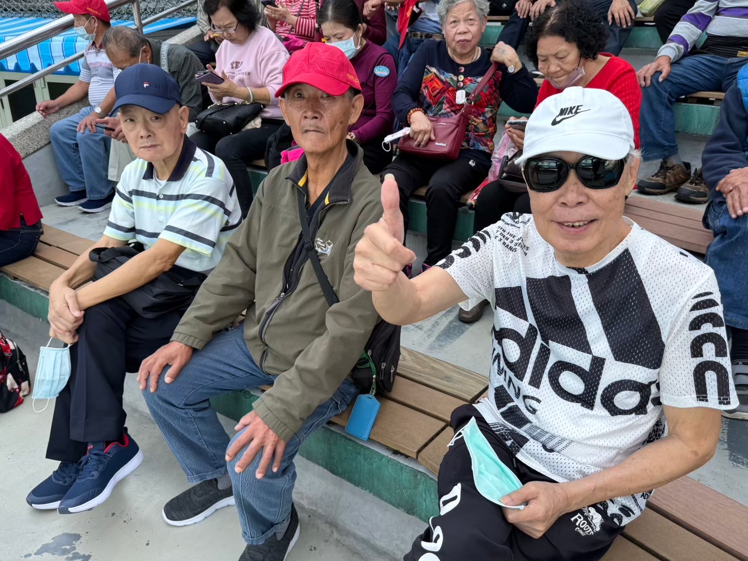 長者開心的看海豚表演.jpg