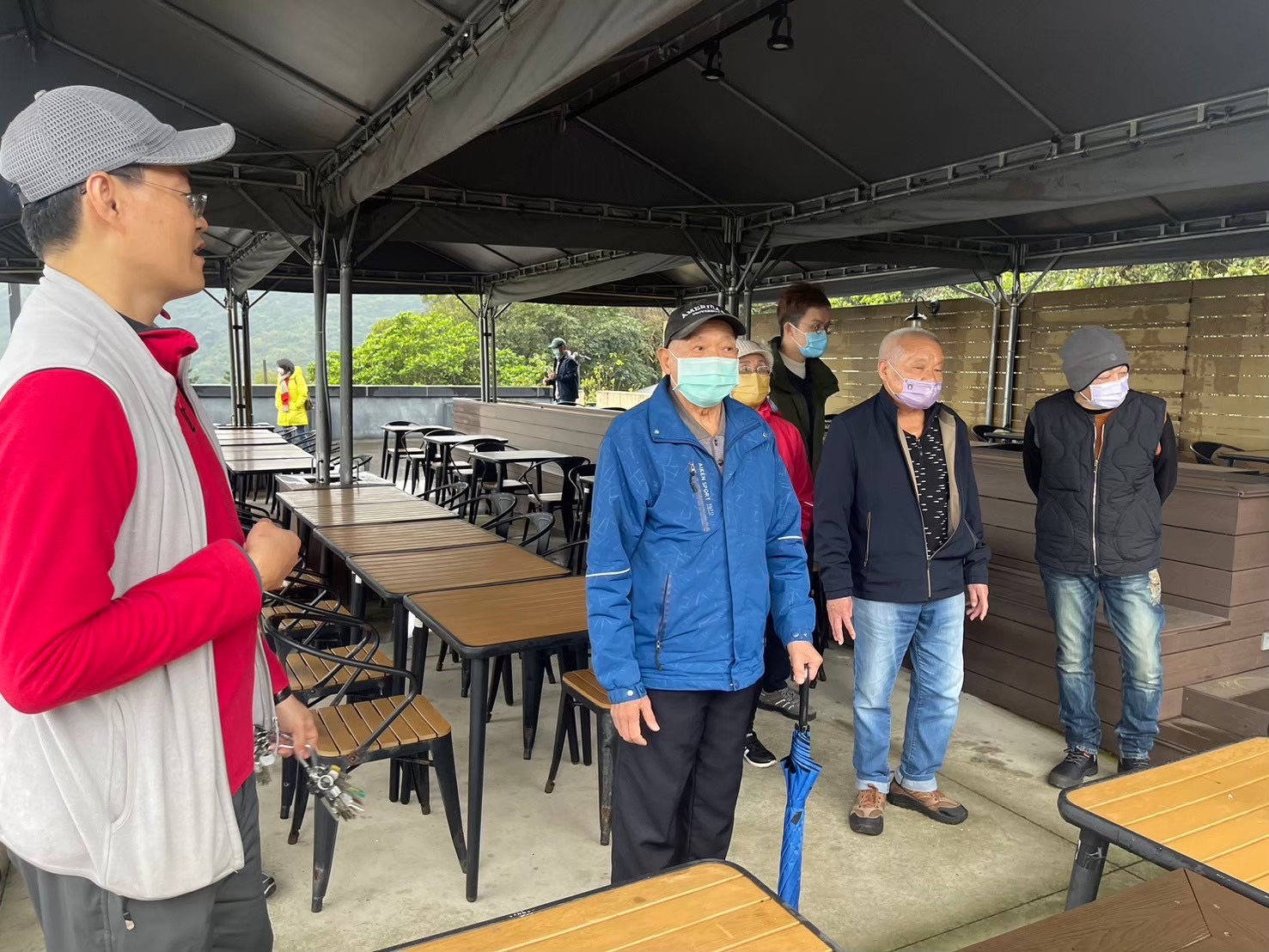 芥菜種會導覽員講解園區.jpg