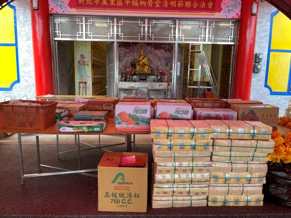豐富的拜拜供品.jpg