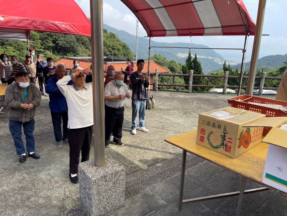 院內長者到納骨塔拜往生院民.jpg