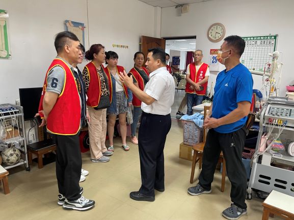 主任與中華209行善協會參觀院內環境.jpg