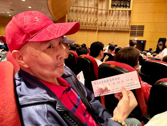 胡王華老杯杯第一次參加演唱會很開心.jpg