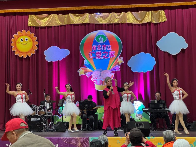 吳敏為長輩帶來表演.JPG