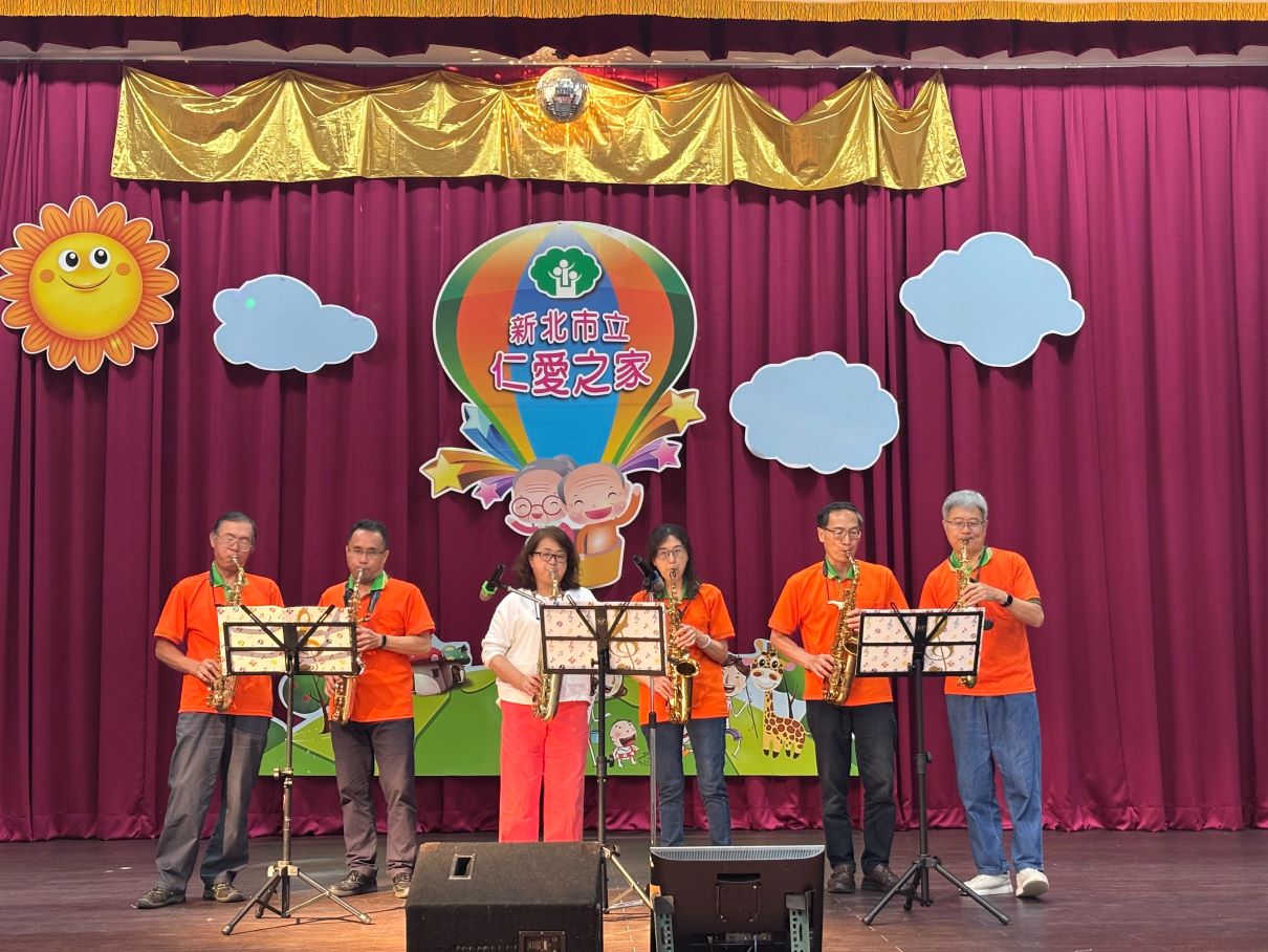 花花愛心公益表演薩克斯風.jpg