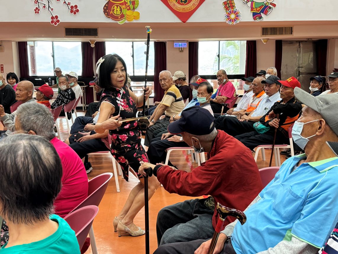 新北市愛樂公益協會與長者互動.JPG
