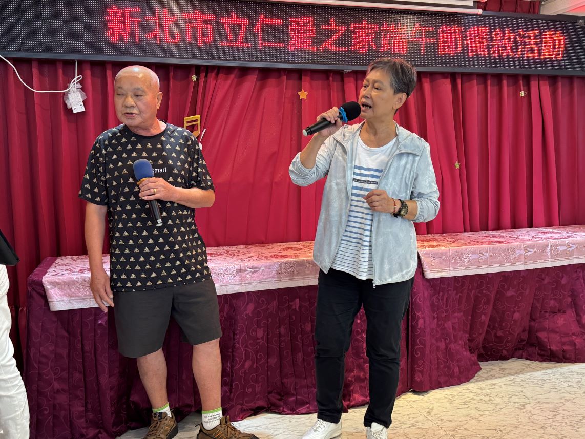 長者開心的唱著拿手的歌曲.JPG