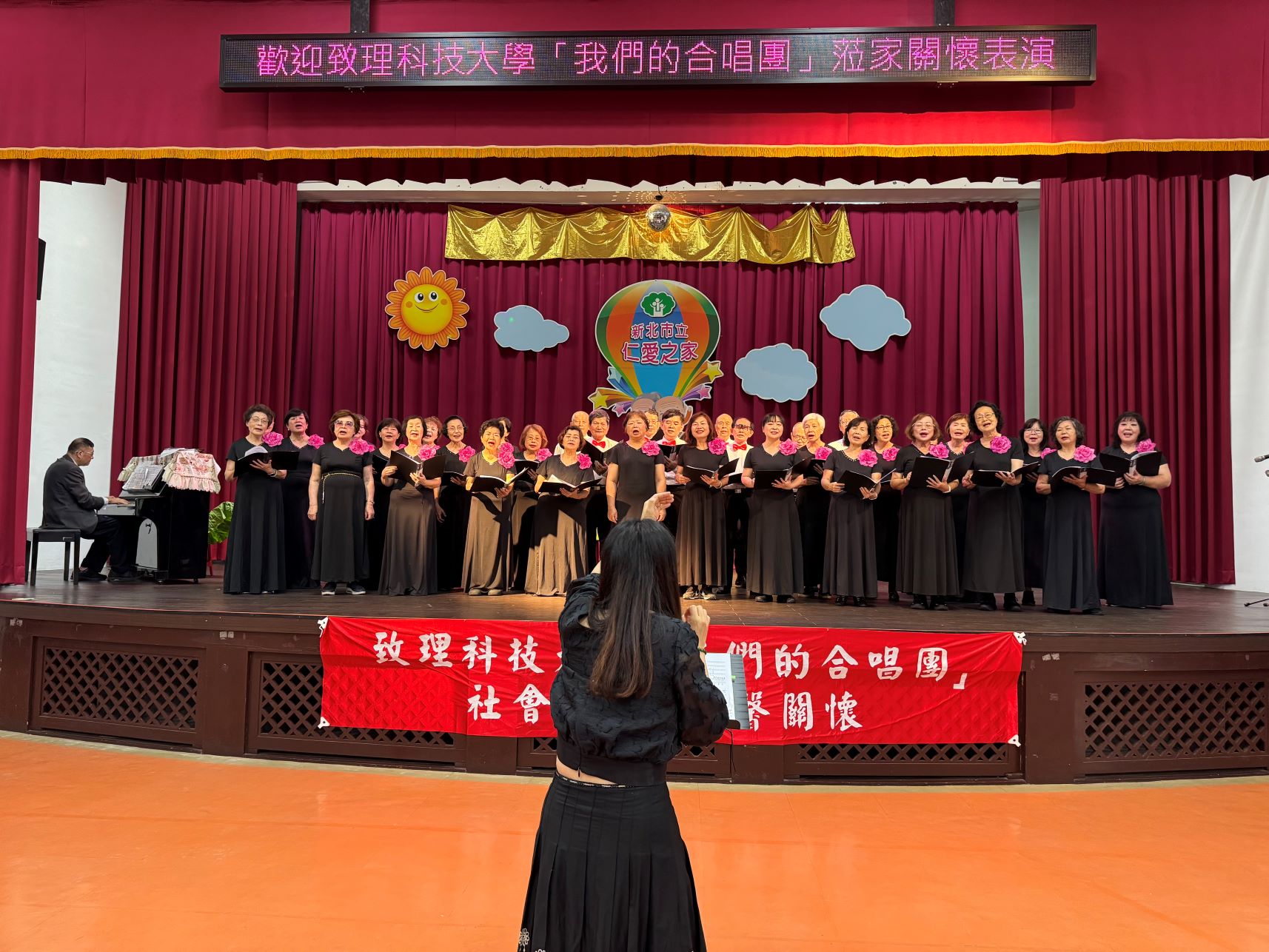 致理科大我們的合唱團表演.JPG