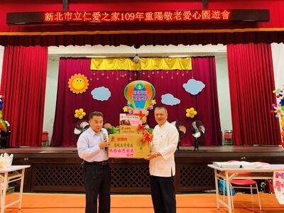 吳欽仁主任感謝大香山捐贈五十台工業電風扇，讓長者能度過酷暑.jpg