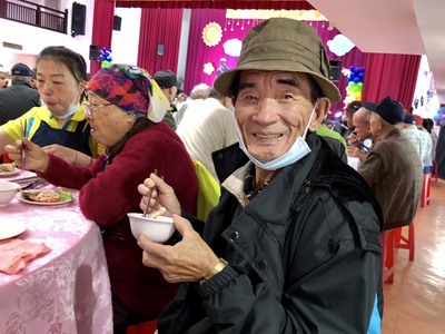 獨居長者說這次的表演節目很有趣，飯菜很好吃.jpg