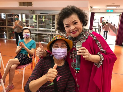 仁愛之家最有氣質的陳鳳梅老太太非常激動，並且與阿雀姨(右)共享歌后的閃亮光芒。.jpg