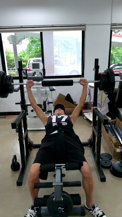 關振偉30kg臥推.jpg