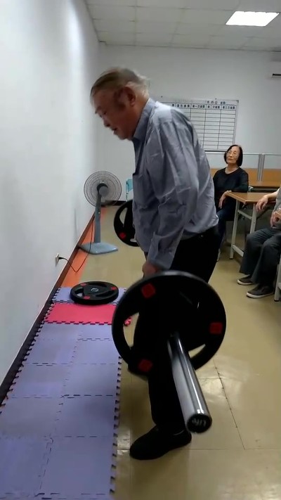 林錦忠硬舉.jpg