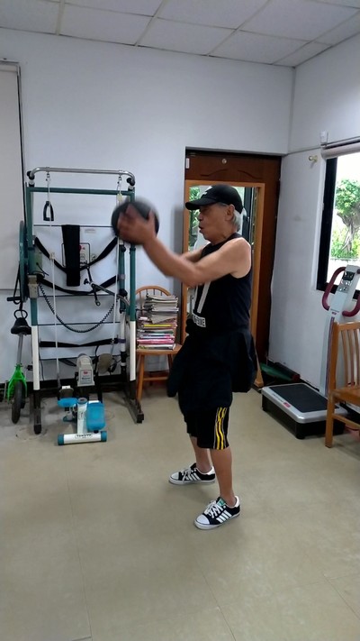 關振偉摔藥球訓練深蹲.jpg