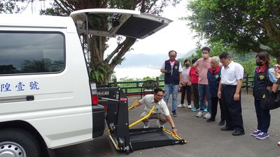 台北霞海城隍廟教學如何使用身障車升降.JPG