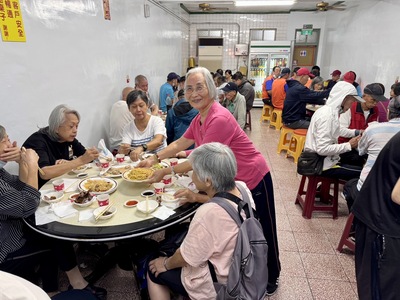 陳鳳美老太太開心端著炒麵上桌.jpg
