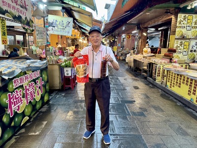 陳玉錦老先生開心壓馬路還買了伴手禮.jpg