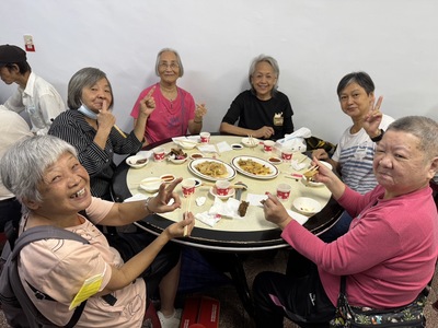 長者們吃得很開心.jpg