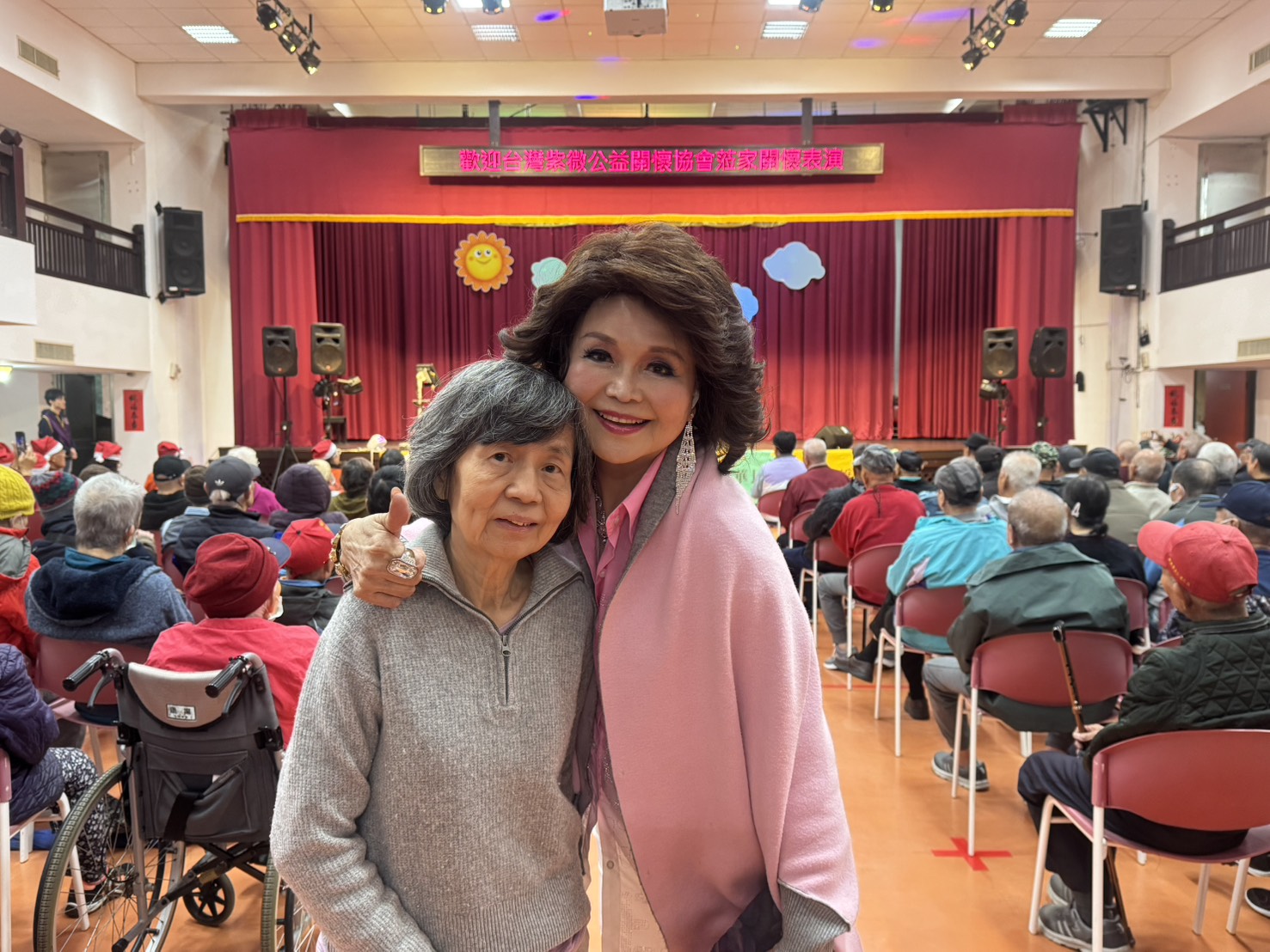 藝人-侯麗芳與吳麗寶奶奶開心合照.jpg