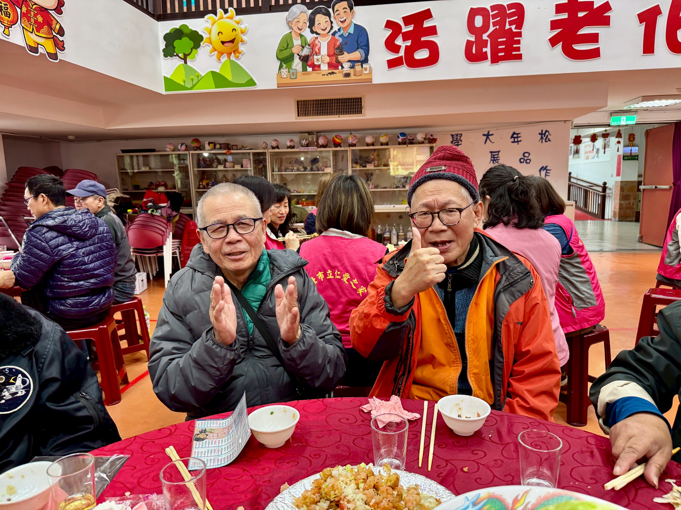 長者開心得比讚說辦桌好吃 .jpg