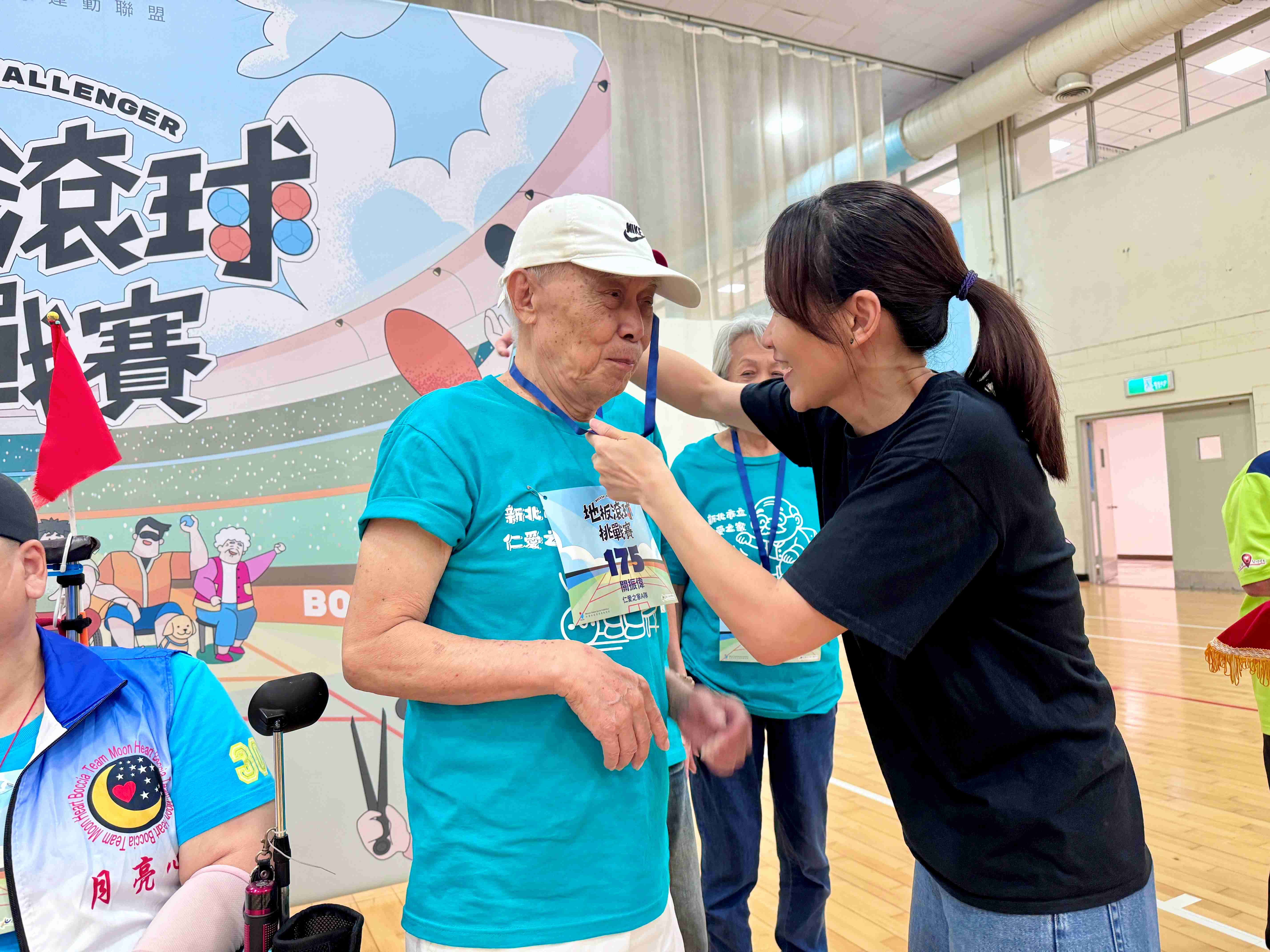 關振瑋長者(左)接受地板滾球秘書長頒獎很感動.jpg