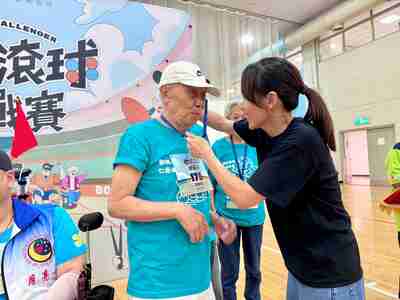 關振瑋長者(左)接受地板滾球秘書長頒獎很感動.jpg