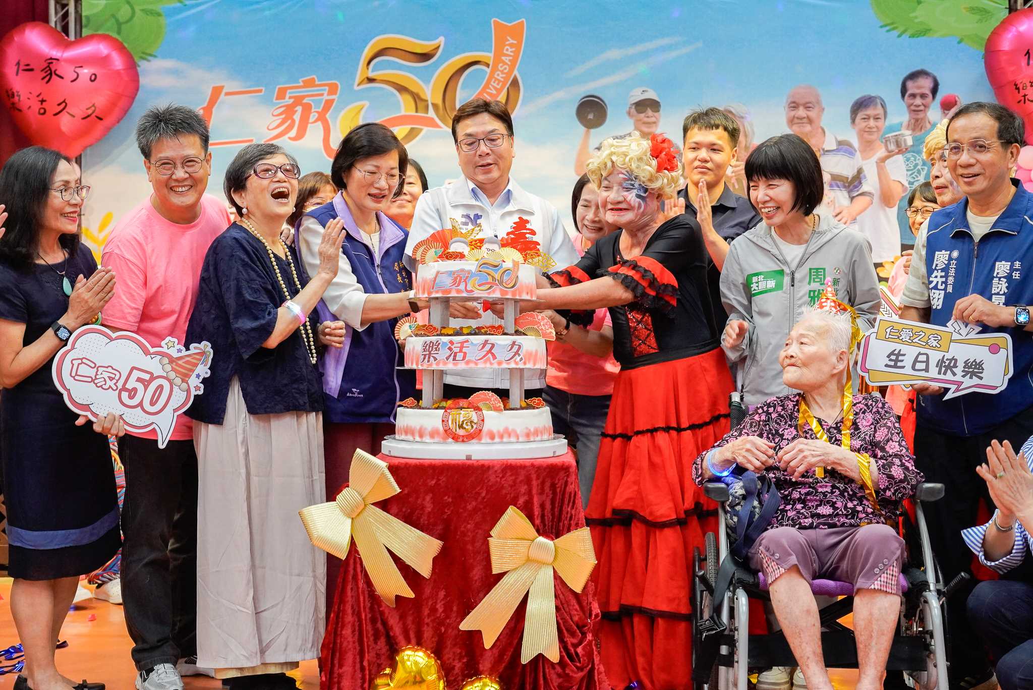 劉和然副市長與范發展長者切蛋糕.jpg