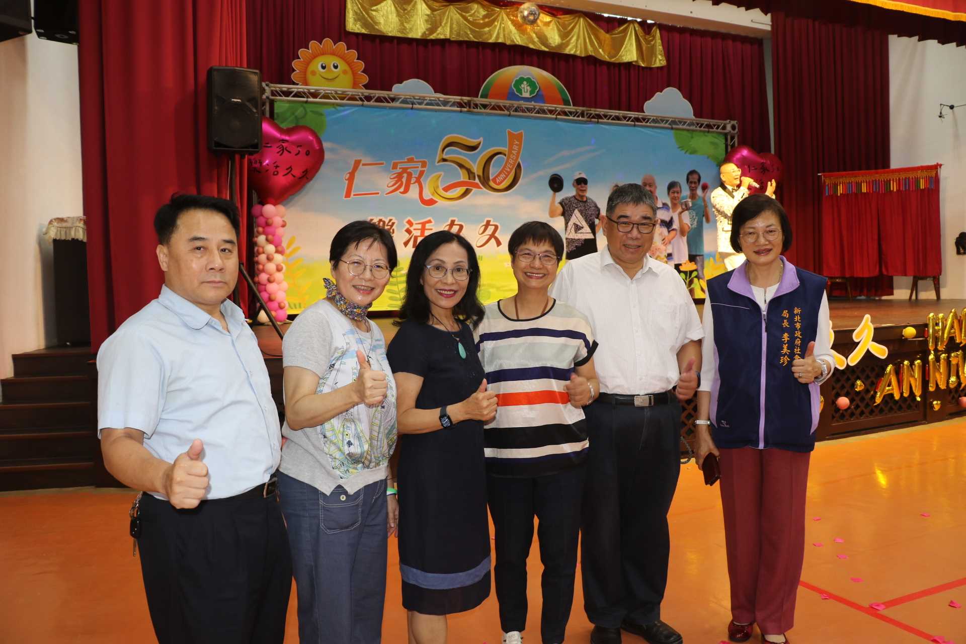 社會局長與歷年主任合照.jpg