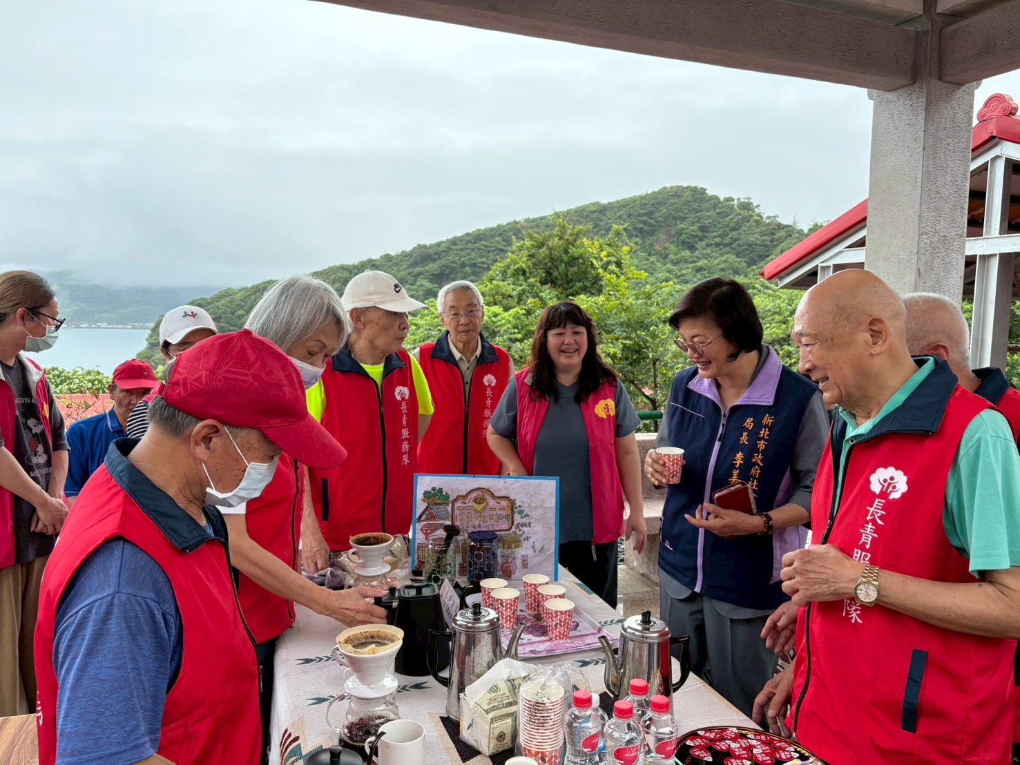 局長品嘗本家長青志願服務隊所沖手沖咖啡.jpg