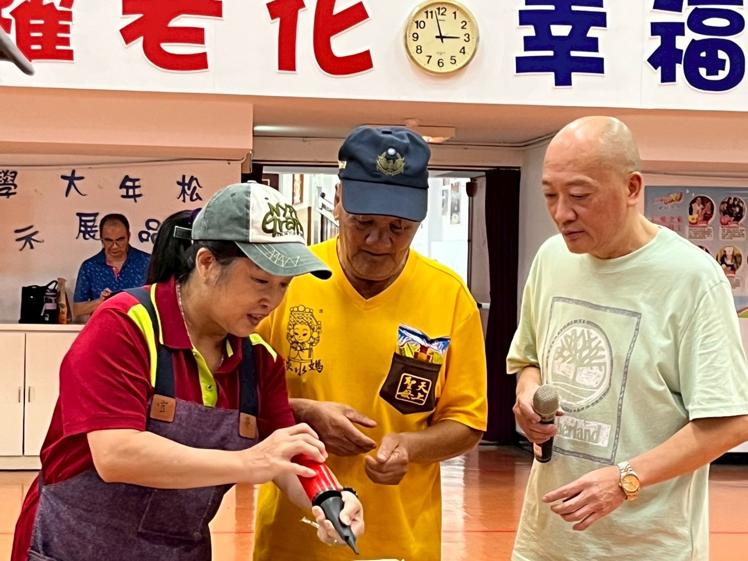 工作人員一一向長者說明水上龍舟關卡_0.jpg
