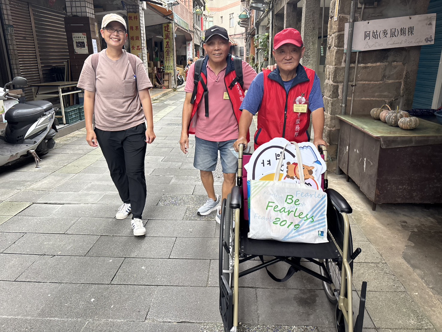 76歲的吳慶昌長者(右)年輕時熱愛旅行,除了擔任關懷員也協助載運道具_0.jpg