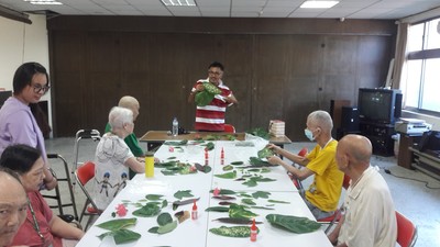 老師帶領院民認識植物