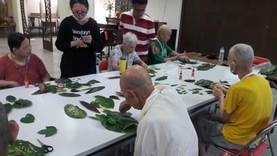 老師與院民教學製作園藝