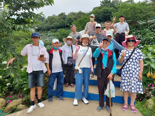 長者在花海中合照.jpg
