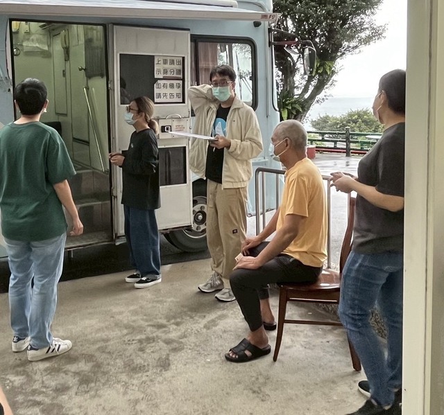 安養區長者等待照X光.jpg