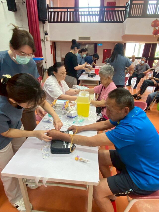 護理師協助抽血.jpg