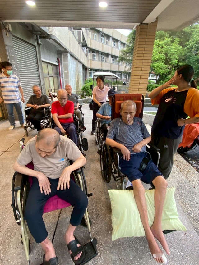 養護區長者由照服員協助X光排隊.jpg