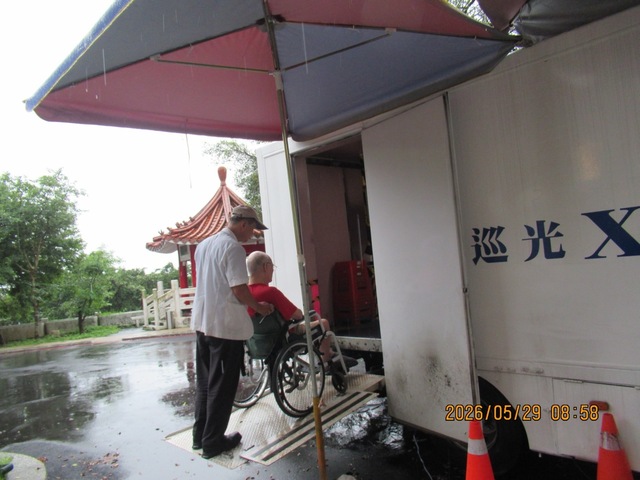 養護區長者由志工協助推上去照X光.jpg