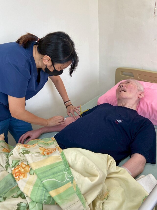 護理師幫無法下床的長者到床邊抽血.jpg