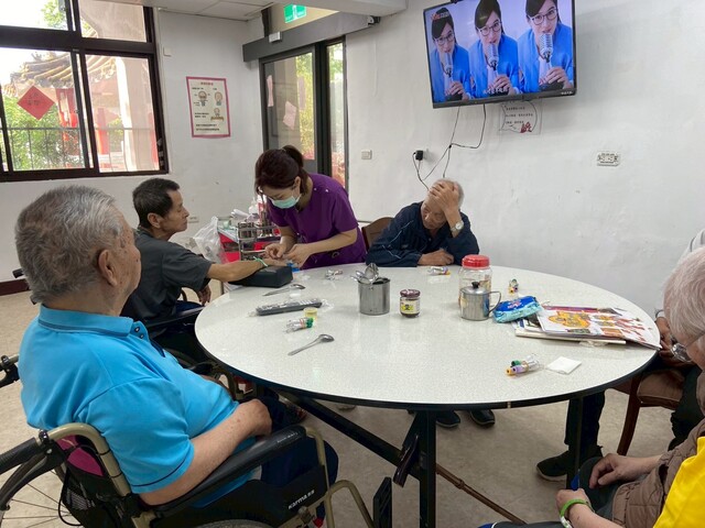 護理師細心的幫養護區長者抽血.jpg
