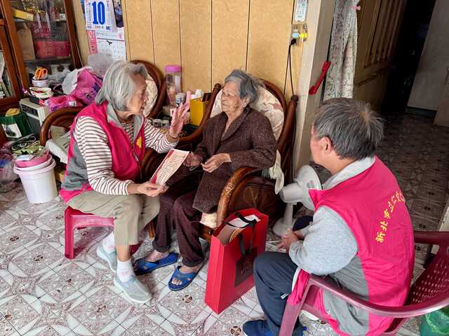 長青服務隊至獨居長者家春節慰問關懷(左)沈素金(中)曾楊阿守(右)吳慶昌.jpg