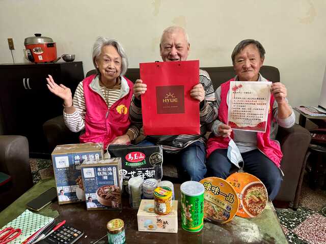 長青服務隊至獨居長者家致贈春節禮品及物資.jpg