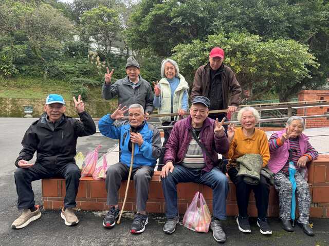獨居長者與本家長者共餐後，開心合影.jpg