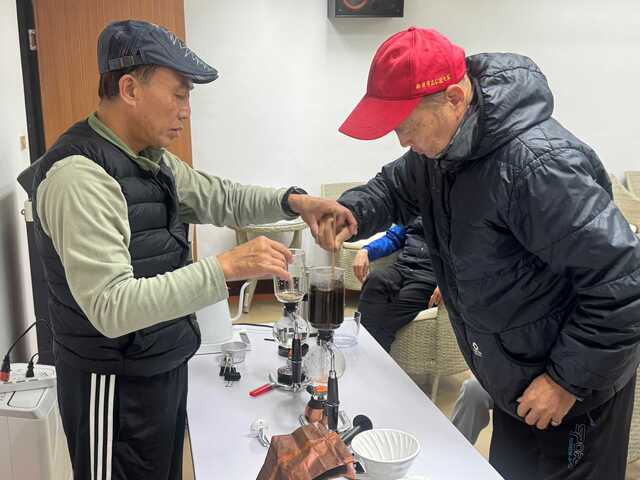 老師教導胡爺爺虹吸式咖啡如何沖泡.jpg