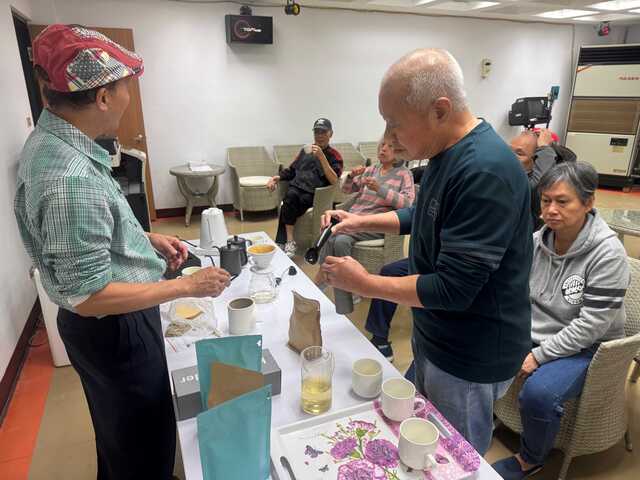 老師教導范爺爺咖啡粉的研磨技巧.jpg