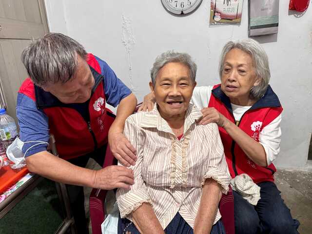 溫暖的雙手與真誠的陪伴！長青服務隊為84歲獨居長者貼心按摩，長者臉上洋溢幸福笑容.jpg