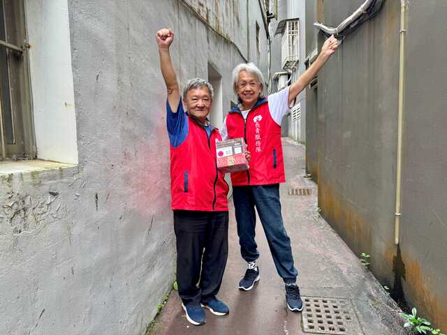 長青服務隊穿梭小巷間，出任務送溫暖.jpg