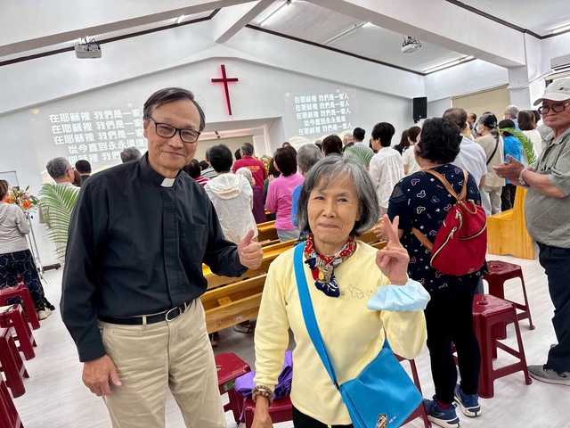 焦牧師與長者合照.jpg