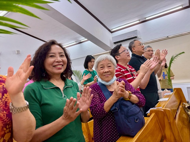 長者與教會人員歡唱聖歌.jpg