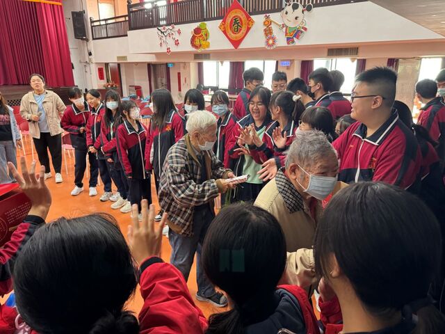 學生與長者互動.JPG