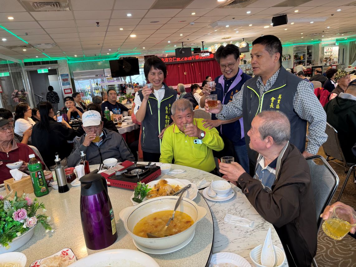 主任帶領萬里區區長及里長與長者敬茶.JPG